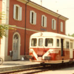 Ancora uno stop per la Modena-Sassuolo: cantieri senza fine e autobus sostitutivi per utenti ormai rassegnati a un servizio ferroviario saltuario e sempre meno affidabile.